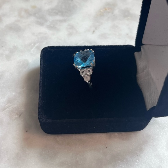 10k White Gold & Blue Topaz Ring - Picture 2 of 8